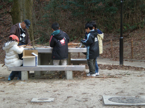 みんなで皮むき.JPG