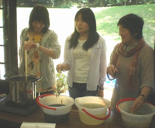 色付けから媒染（先生＆学生.jpg